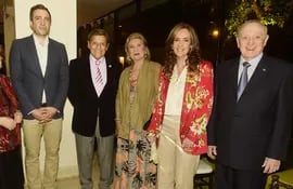Queña Auad, el embajador británico Ramin Navai; Eduardo Felippo, Cristina de Felippo, Fátima de Benavente y Ángel Auad.