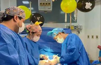 Momento de la intervención quirúrgica a cargo de los profesionales de salud en el Hospital Regional de Villarrica.