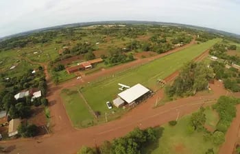 Vista aérea de la pista de aviación municipal habilitada en el año 2015  en el distrito de Jesús Tavarangüé.