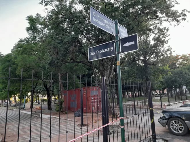 Vehículos ya no pueden ingresar a zona del Cabildo. Enrejaron plazas y calles.