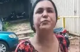 Sergia González, madre de la auxiliar fiscal, segundos antes de escupir a la persona que la estaba grabando.