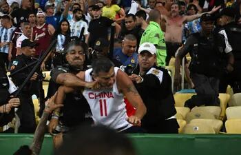 La policía brasileña reprime a un hincha argentino en el estadio Maracaná, previo al duelo entre Brasil y Argentina por las Eliminatorias, el pasado 21 de noviembre.