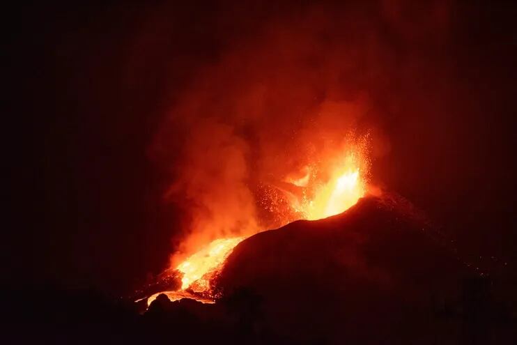 El plan especial de Emergencias Volcánicas de Canarias (PEVOLCA) ha ordenado la evacuación de un nuevo barrio en la isla de La Palma ante el avance de la última colada de lava generada por la erupción del volcán en Cumbre Vieja.