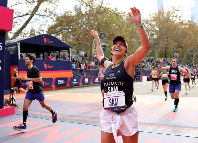 Samantha Bracksieck cruza la fina línea en la maratón de TCS de Nueva York.