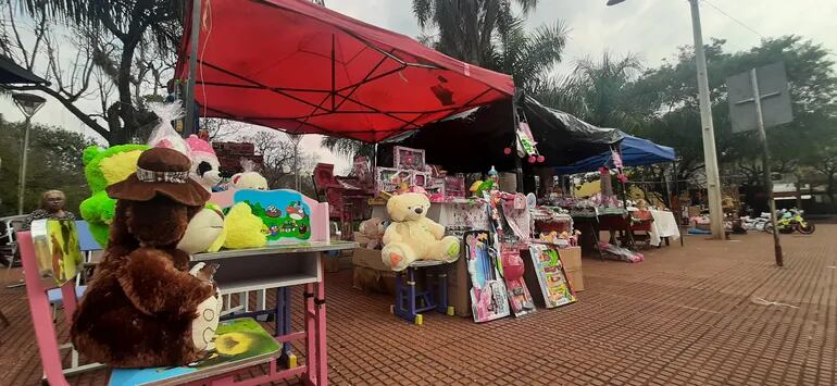 Vendedores de juguetes se instalaron esta mañana en la vía pública del microcentro de Ciudad del Este con una variedad de opciones.