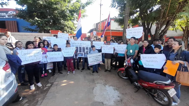 Manifestación de padres y docentes frente a la Dirección Departamental del MEC.