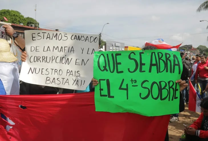 Simpatizantes del excandidato presidencial Efraín Alegre participan en una movilización convocada por él hasta el Tribunal Superior de Justicia Electoral (TSJE) en Asunción, el lunes pasado.