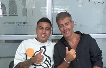 Darío Lezcano, con el agente de futbolistas y geranciador de Tacuary, Regis Marques.