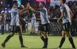 Diego Valdez (i), futbolista de Guaireña, celebra un gol en el partido contra Sportivo Luqueño por la segunda ronda del torneo Clausura 2023 del fútbol paraguayo en el estadio Parque del Guairá, en Villarrica.