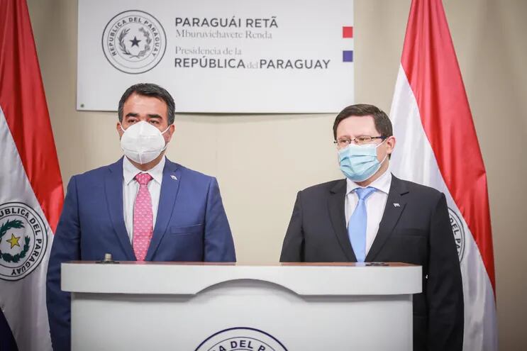 Ministro de Hacienda, Óscar Llamosas, y el viceministro de Tributación, Óscar Orué, en conferencia de prensa. (Gentileza).