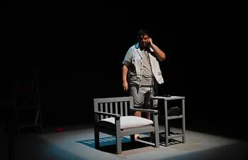 Hugo Robles en un momento de la obra teatral "Desde la cornisa", que se despide hoy en la sala La Correa.