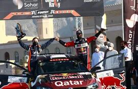 El catarí Nasser Saleh Al-Attiyah y su copiloto española Alba Sánchez celebran en el podio el triunfo alcanzado en el Rally de Omán, por el campeonato de Medio Oriente, Las mujeres van tomando protagonismo en el rally.