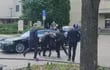 Personal de seguridad lleva al primer ministro de Eslovaquia, Robert Fico (C), hacia un vehículo después de que le dispararan en Handlova el 15 de mayo de 2024.