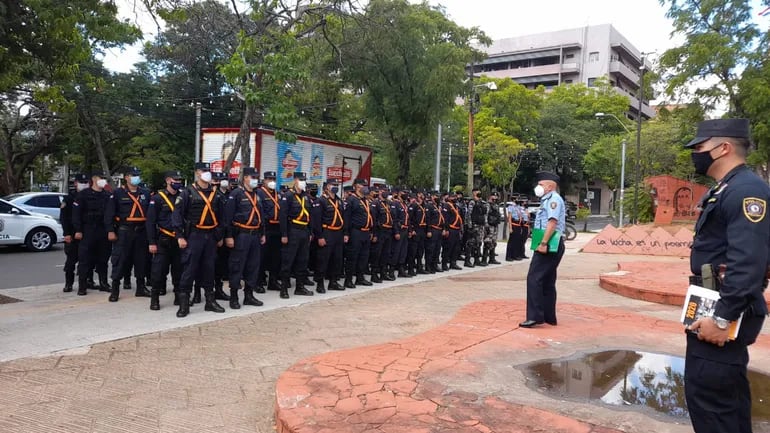 Agentes policiales en formación antes de un operativo en la capital del país. (Foto ilustrativa).