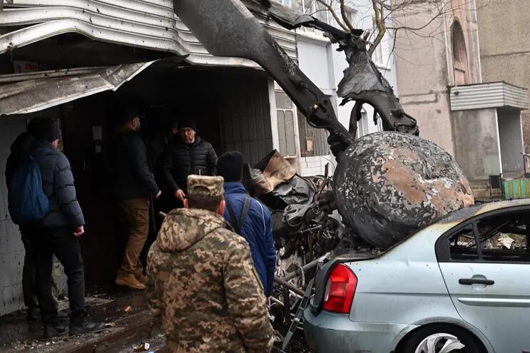 Restos del helicóptero caído, cerca del jardín de infantes en Brovary, en las afueras de Kiev. En el accidente murieron al menos 17 personas, incluidos dos niños y el ministro del interior de Ucrania.