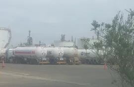 Camiones varados en Campana, Argentina,  pudieron ingresar a la refinería para la carga de GLP.