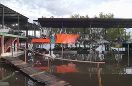 Pescaderías y comedores de Remanso ya están inundadas pero comedores siguen trabajando
