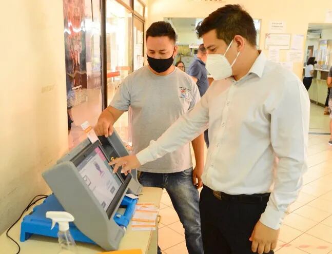 Habilitan máquina electoral para simulacro de votación.