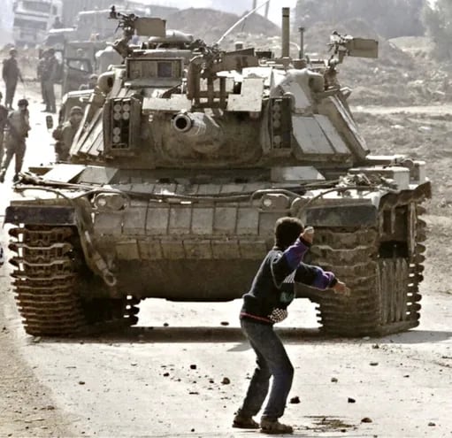 El niño palestino Faris Odeh se enfrenta a pedradas a un tanque israelí en Gaza el 29 de octubre de 2000. Fotografía de Laurent Rebours para Associated Press.
