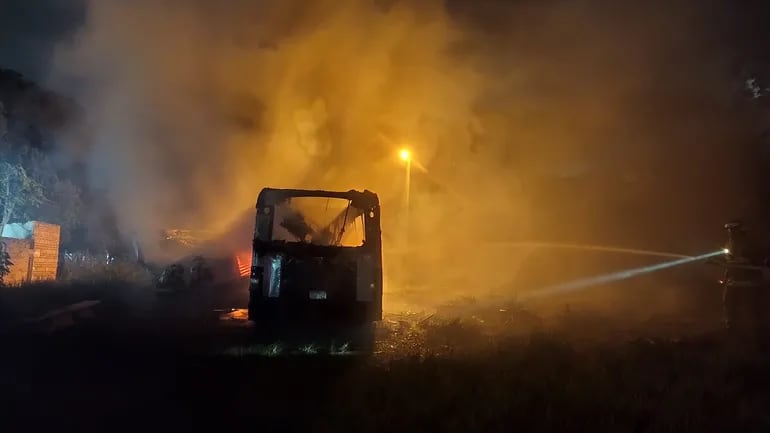 Dos vehículos abandonados en un patio baldío de Mariano Roque Alonso se incendiaron.