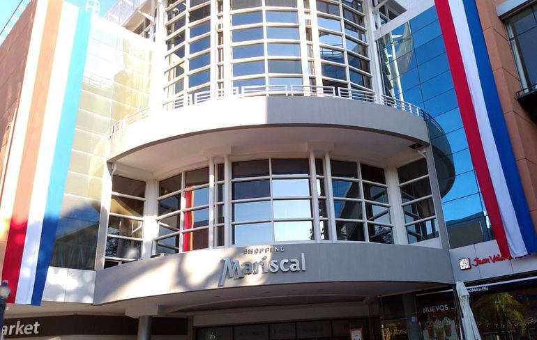 En homenaje a la patria y la madre, la tricolor adorna la fachada del Shopping Mariscal.