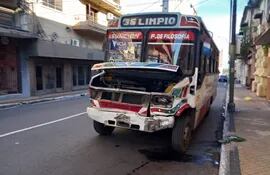Bus de la Línea 36 impactó contra un vehículo en el microcentro.