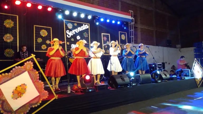 El grupo Las Paraguayas, ganadoras del Ñandutí de Plata en el Festival Nacional del Ñandutí de este año se presentaron en la serenata de la ciudad de Itauguá.