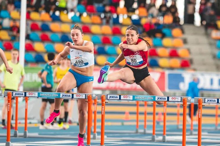 Avril Gómez Cantero (d), hija de paraguaya, se coronó en el Short Track Sabadel, España, en la categoría 60 metros con vallas Sub18.