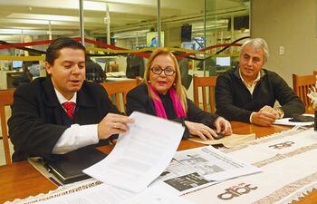 El abogado Guillermo Duarte (izq.) junto a los exdirectivos del CEP Ana Manuela González Ramos y Roberto Escobar.