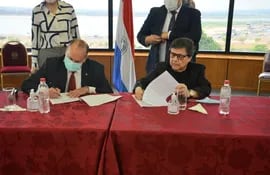 El senador Oscar Salomón (izq) por el Legislativo, y el ministro Euclides Acevedo, por el Ejecutivo, firmando el acuerdo con la CNI, el 15 de octubre de 2020.