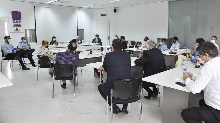 Reunión de directivos de la Cámara de Anunciantes,  con la ministra Marcela Bacigalupo; el subcomandante de la Policía Nacional, Víctor Balbuena y otras autoridades, ayer.
