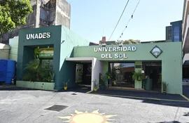 Universidad del Sol, ubicada sobre avenida Francisco Dupuis 462 (Ex 5ta.) entre Alberdi y 14 de Mayo.