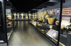 sala-de-colecciones-indigenas-hay-urnas-funerarias-de-ceramica-tejidos-de-fibras-naturales-y-adornos-plumarios--212811000000-565980.jpg