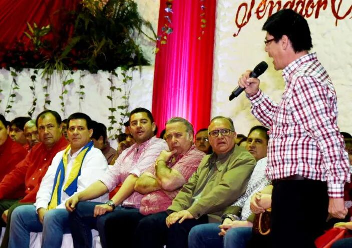 Christian Valdez haciendo uso de palabra durante un acto político en Luque en presencia de Horacio Cartes, Santiago Peña, Óscar González Daher y otros.