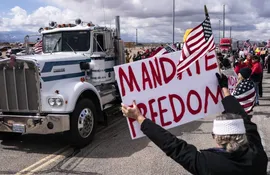 Camioneros exigen el cese de las restricciones por pandemia.