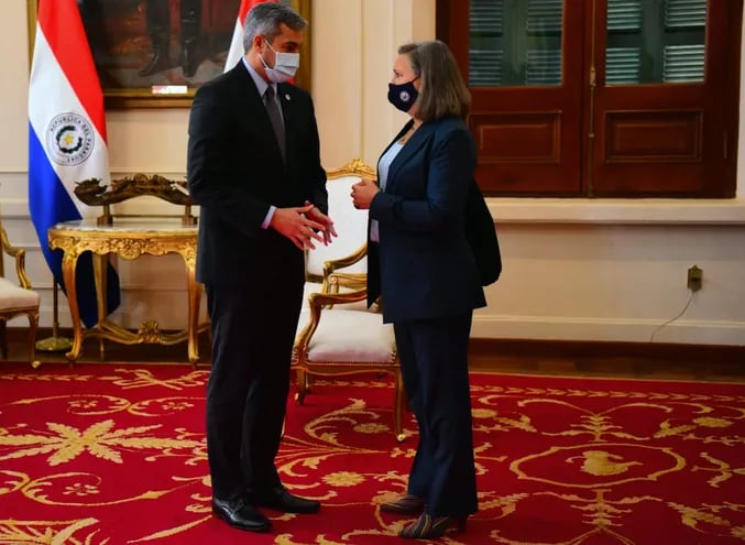 La subsecretaria de Estado de EE.UU. Victoria Nuland habla con el presidente de Paraguay Mario Abdo Benítez en el Palacio de Lopez, en Asunción.