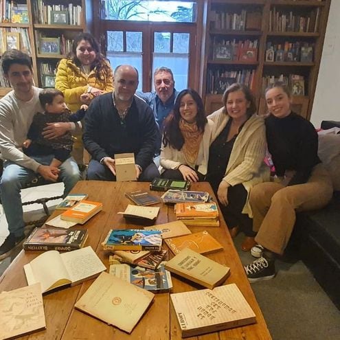 Celina Britez y su familia junto a Rodolfo Serafini, agregado cultural de la Embajada de Paraguay en Argentina; durante la entrega del lote de libros de Augusto Roa Bastos.