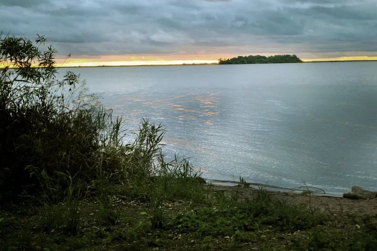 El lago Ypoá está en grave situación ambiental.