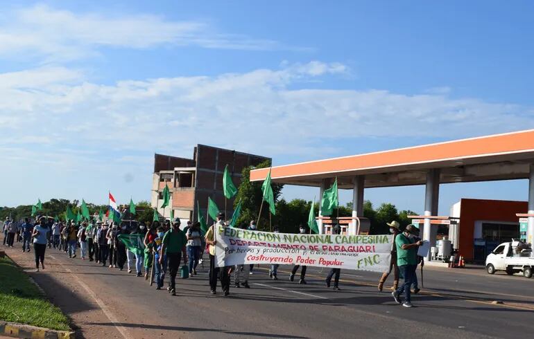 Productores de Paraguarí se marcharon para pedir que el presidente Mario Abdo Benítez y toda su línea sucesoria se vayan
