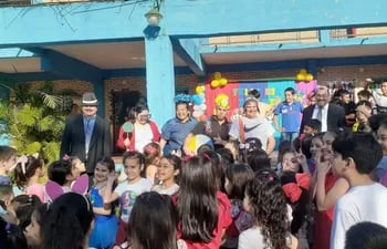 El supervisor, Fernando Acosta, del área 11-10 de la ciudad de Ñemby, y todo su equipo técnico, representaron a los personajes del Chavo del 8 para llevar alegría a las escuelas, por el Día del Niño.