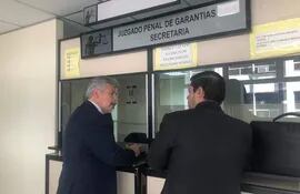 Arnaldo Giuzzio, exministro del Interior procesado por supuesta coima, en Tribunales acompañado del abogado Guillermo Duarte Cacavelos.