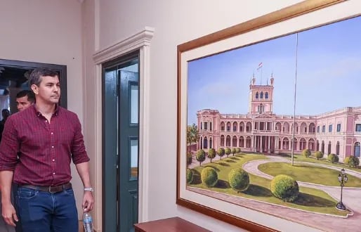 Imagen compartida ayer por Santiago Peña, observando una pintura de la sede del Palacio de Gobierno, cuya oficina ocupará desde hoy.