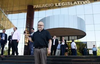 el-senador-paraguayo-cubas-fue-hasta-la-entrada-del-congreso-para-responder-desafio-a-moquete-contra-rafael-filizzola--220829000000-1776785.jpg