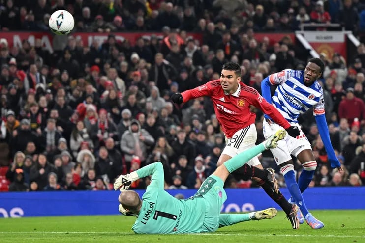 El brasileño Casemiro (C) marca el primer gol para el Manchester United, que se impuso por 3-1 al Reading.
