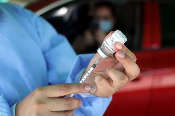 Una trabajadora de la Salud prepara una dosis de la vacuna AstraZeneca.
