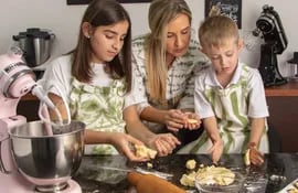 Cocinar con los chicos en vacaciones puede ser una divertida actividad. En la imagen aparecen Maricris Torres con sus hijos Kiki y Carlitos.