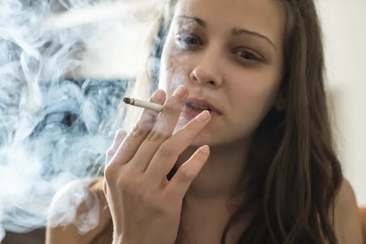 joven mujer fumadora