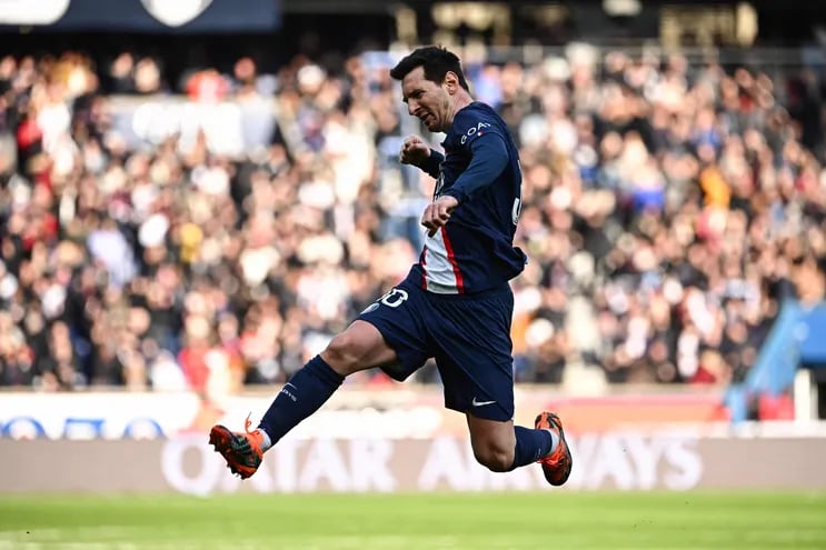 Lionel Messi salta para celebrar su gol, que dio una agónica victoria al París SG ante Lille.