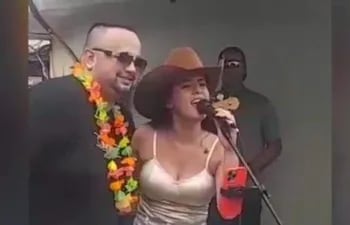 MIlciades Pedra Gómez, alias Oso Ronquillo, con la cantente Mili Britiez, en su fiesta de cumpleaños en Tacumbú.