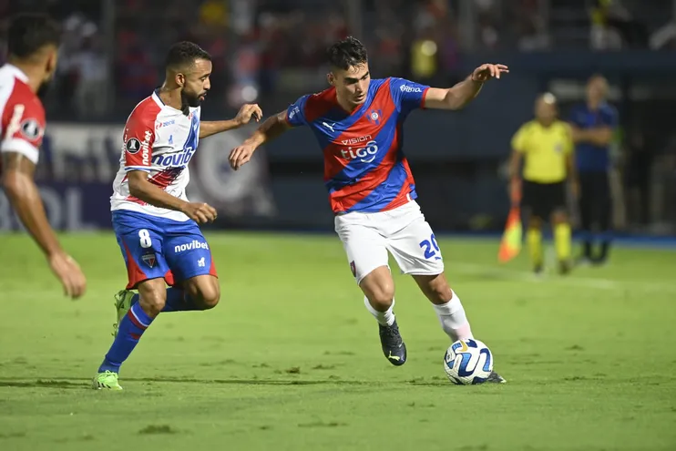 Wilder Viera (d), mediocampista de Cerro Porteño, pelea por el balón en el duelo contra Fortaleza por la vuelta de la Fase 3 de la Copa Libertadores en el estadio La Nueva Olla de Asunción.